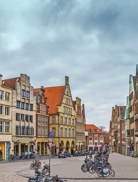 Blick auf den Prinzipalmarkt mit Fahrrädern, Münster | © Gettyimages.com/Borisb17
