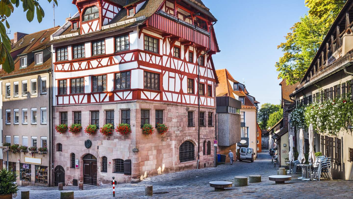 Alte Straße von Nürnberg mit dem Albrecht Dürer Haus | © Gettyimages.com/SeanPavonePhoto