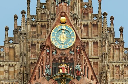 Frauenkirche in Nürnberg mit berühmten Glockenspielschule | © Gettyimages.com/hohl