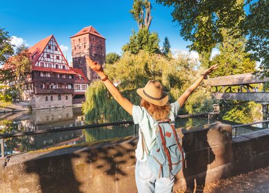Touristin genießt den Blick auf die Altstadt von Nürnberg | © Gettyimages.com/frantic00