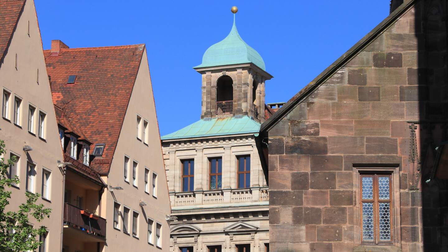 Straßenansicht mit altem Rathaus in Nürnberg | © Gettyimages.com/tupungato