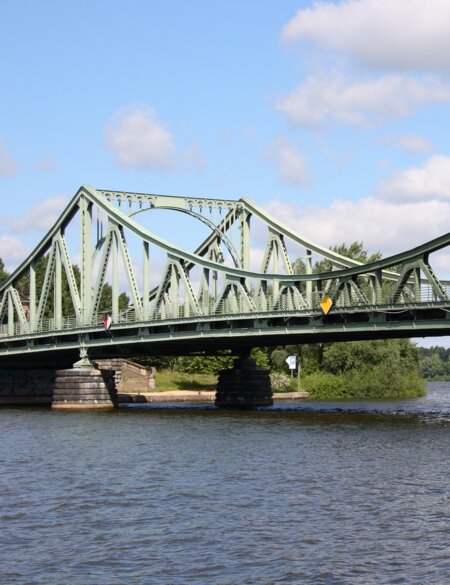Die Glienicker Brücke in Potsdam bei Tag | © Gettyimages.com/typo-graphics