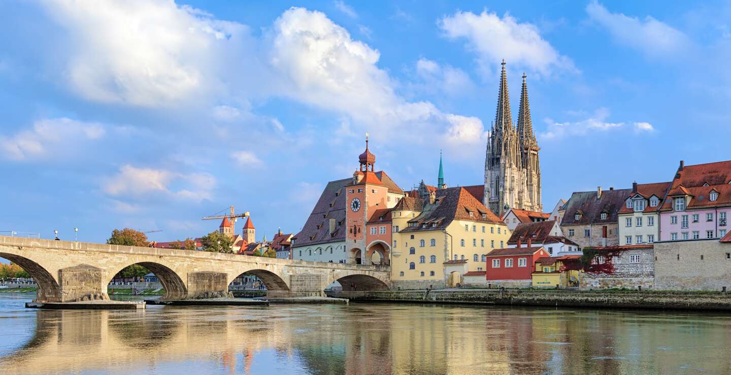 Blick von der Donau auf den Regensburger Dom und die Steinerne Brücke in Regensburg, | © Gettyimage/klug-photo