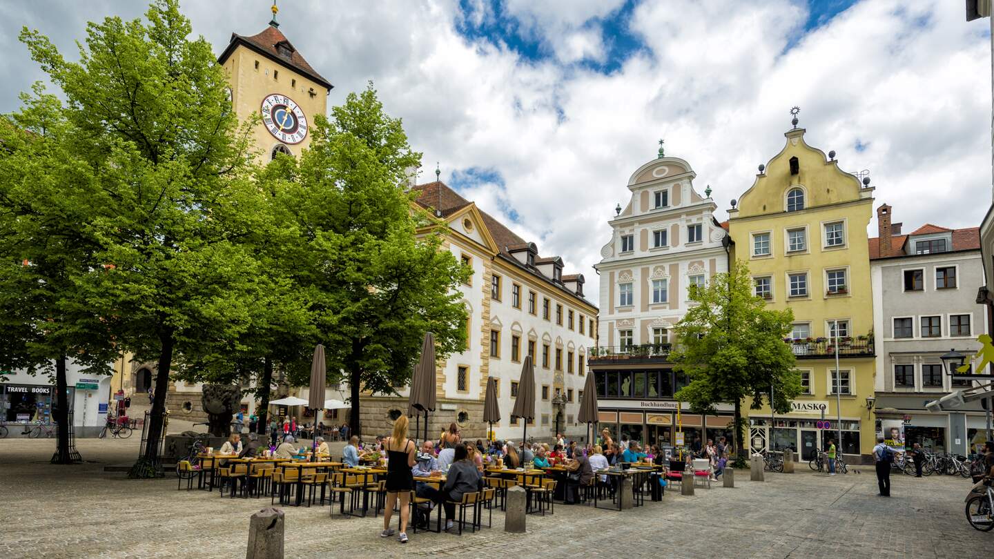 Altstadt von Regensburg mit Biergarten im Sommer mit bewölktem Himmel | © Gettyimage/no_limit_pictures