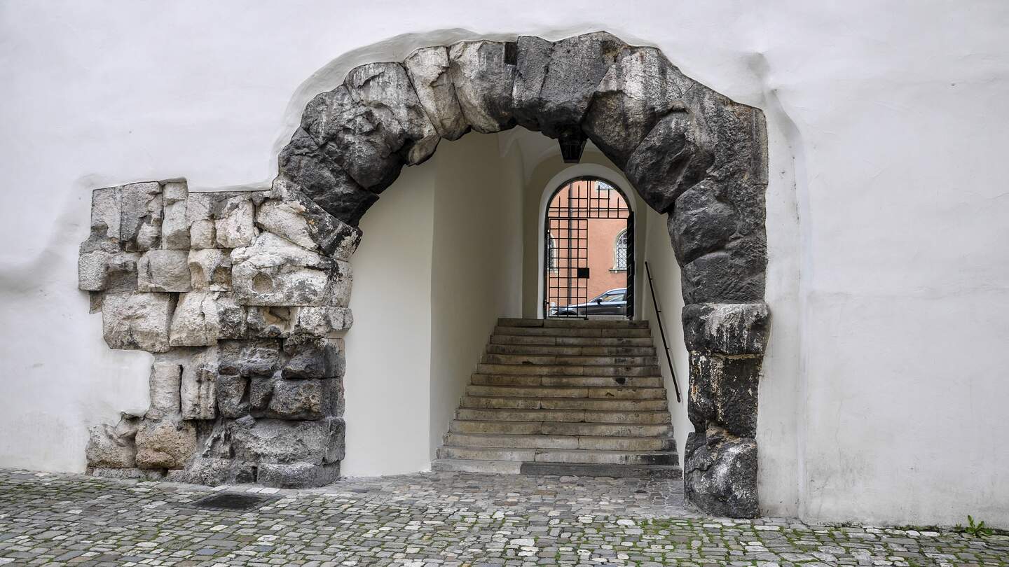 Frontalansicht der aus Steingeformten römischen Porta Praetoria in Regensburg  | © Gettyimages.com/KamilloK