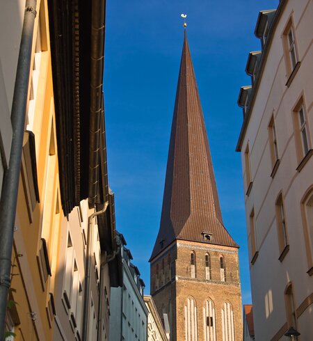 Historische Kirche in der Stadt Rostock | © Gettyimages.com/RicoK69