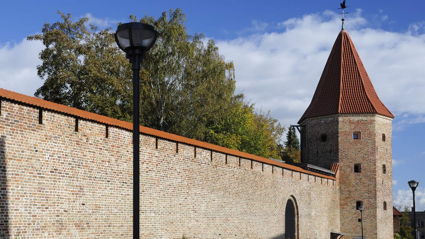 Blick auf die mittelalterliche Stadtmauer von Rostock | © Gettyimages.com/seeker_67