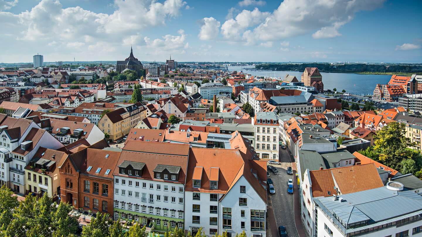 Blick auf die Stadt Rostock von oben | © Gettyimages.com/SeanPavonePhoto