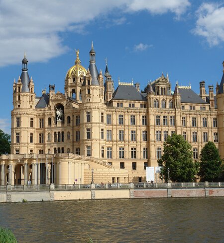 Blick auf das Schloss von Schwerin von Außen | © © Gettyimages.com/hbbolten