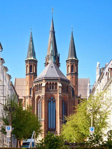 Türme der St. Paul-Kirche in der Altstadt von Schwerin | © © Gettyimages.com/DR pics24