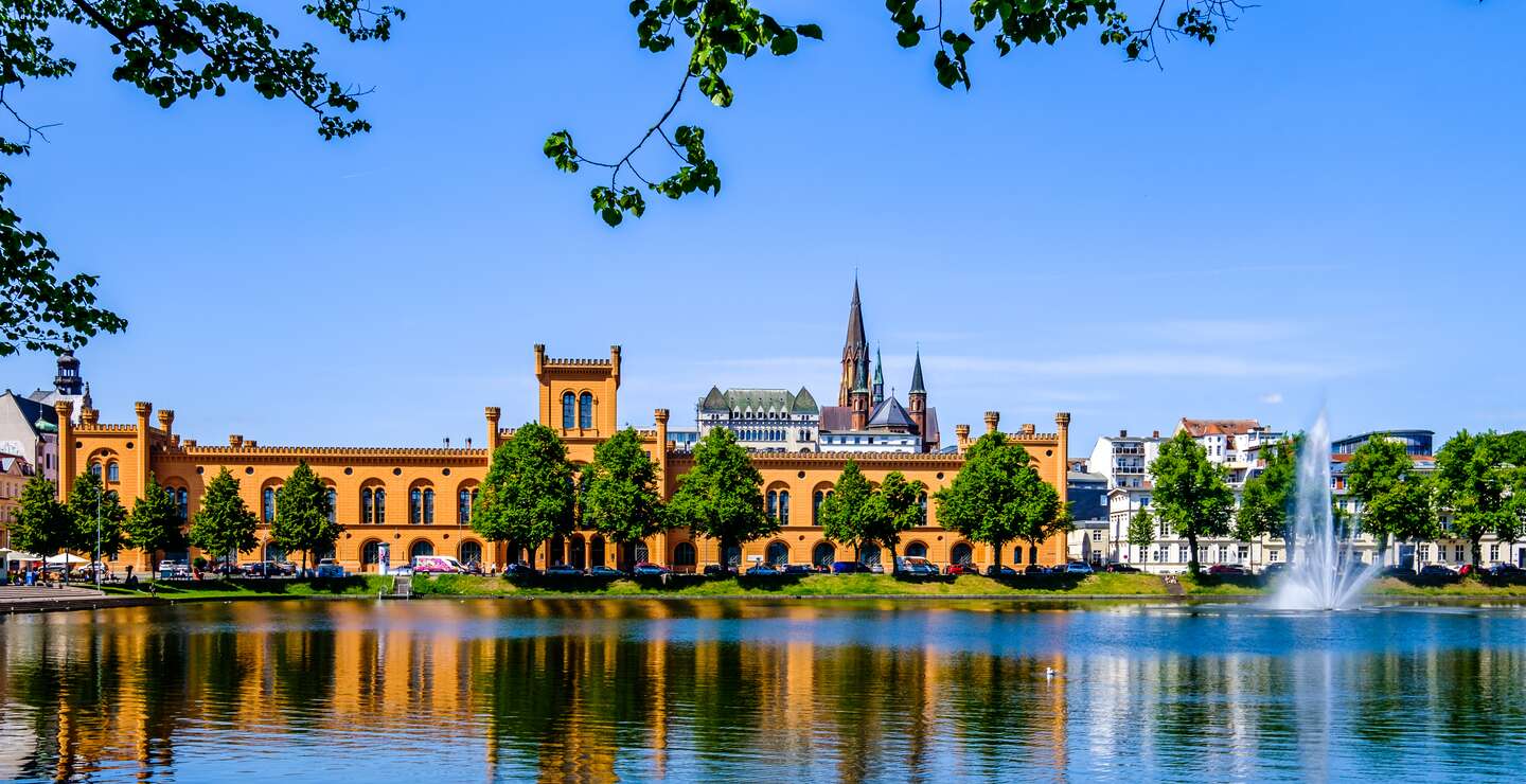 Blick über den See auf die Altstadt von Schwerin | © © Gettyimages.com/FooTToo