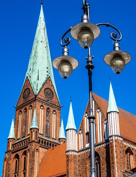Kirchturm in der Altstadt von Schwerin | © © Gettyimages.com/FooTToo