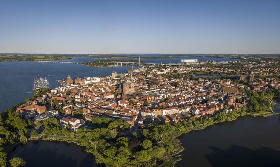 Luftaufnahme von Stralsund, Hansestadt im pommerschen Teil des Landes Mecklenburg-Vorpommern | © © Gettyimages.com/Iurii Buriak