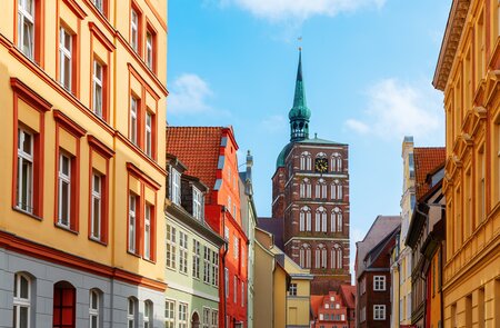 Blick auf die bunte Altstadt von Stralsund | © © Gettyimages.com/chris-mueller