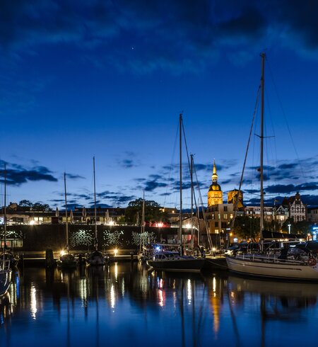 Abendstimmung im Yachthafen von Stralsund mit Blick auf die Silhouette der Altstadt | © © Gettyimages.com/A-Tom