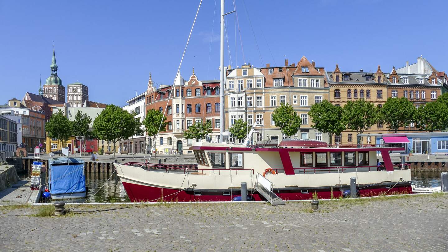 Der Hafen von Stralsund mit einem Boot bei schönem Wetter | © © Gettyimages.com/prill