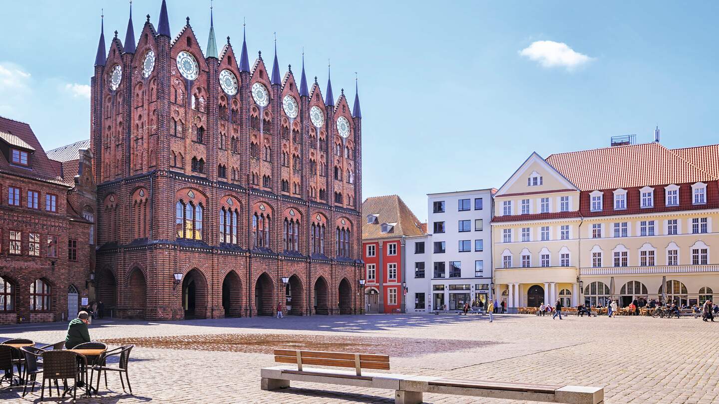 Bild des Rathauses von Stralsund in Deutschland | © © Gettyimages.com/zwawol