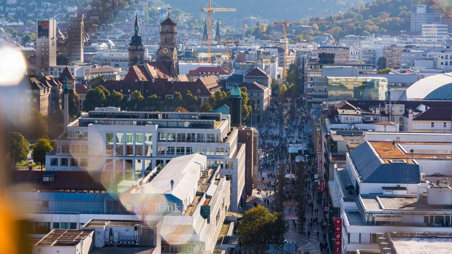 Menschen flanieren an einem sonnigen Tag auf der Königsstrasse in Stuttgart.  | © © Gettyimages.com/HunterBliss