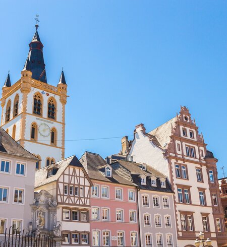 Historische Häuser, Brunnen und Marktkirche am Marktplatz in Trier bei gutem Wetter | © Gettyimages.com/8vFanI