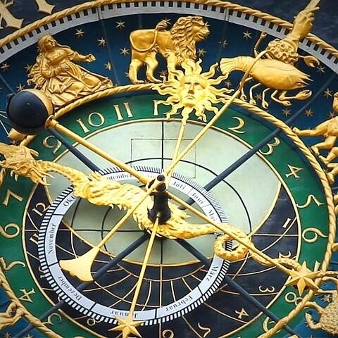 Nahaufnahme der astronomischen Uhr in Ulm mit goldenen Figuren | © Pixabay.com/Hermann Traub