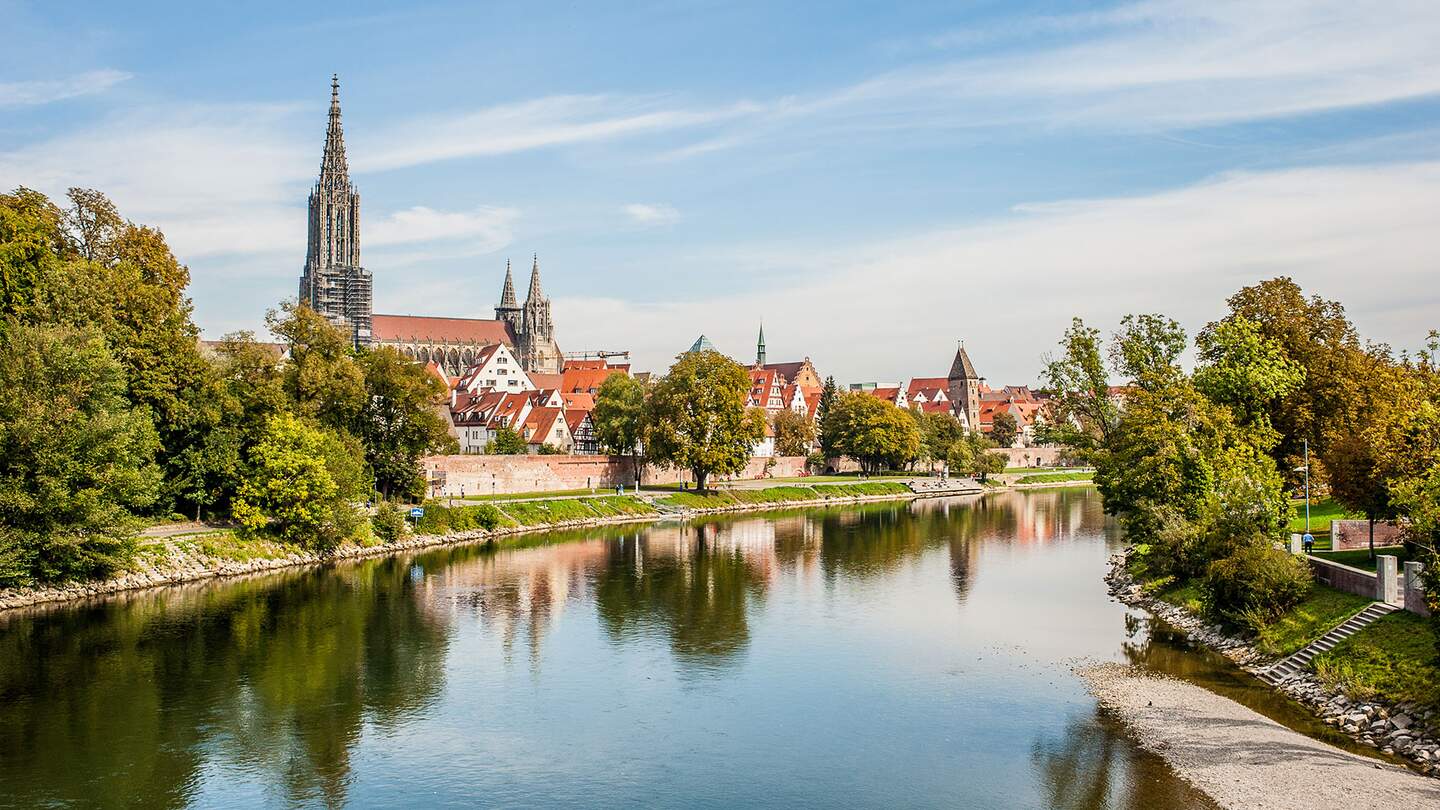 Stadt Ulm mit Fluss und Kirchturm | © Gettyimages.com/Stefanie Metzger
