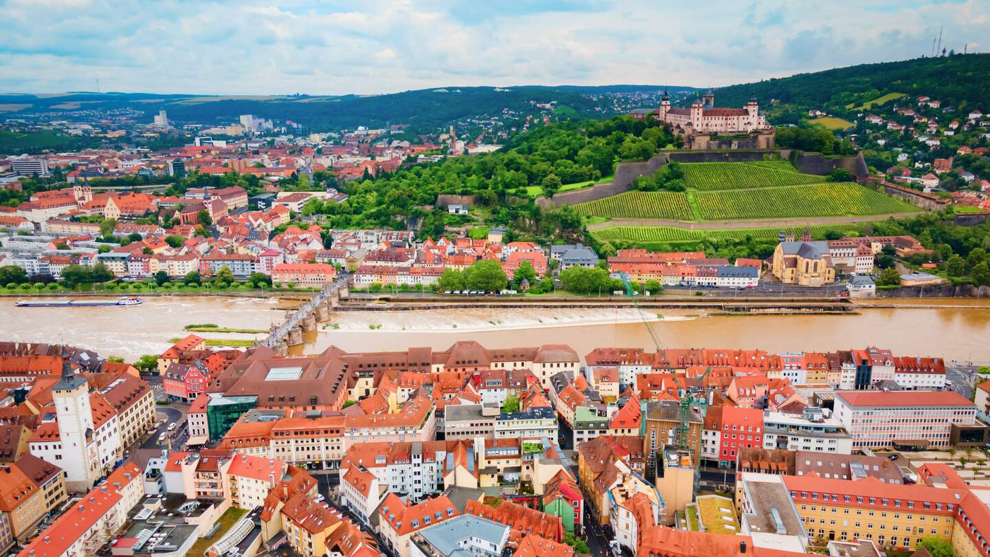 Der Main und Würzburgs Altstadt mit Schloss als Luftaufnahme | © Gettyimages.com/saiko3p