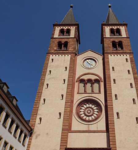 Untersicht auf den Doms von St. Kilian unter blauem Himmel in Würzburg | © Gettyimages.com/Wirestock