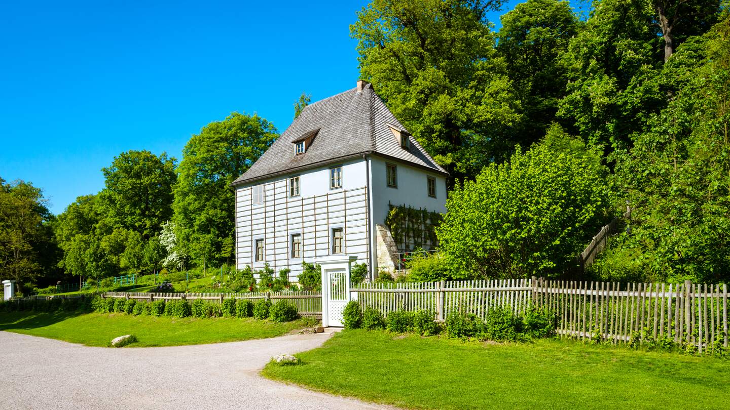 Das Gartenhaus von Goethe inmitten eines Parks in Weimar | © © Gettyimages.com/Nikada