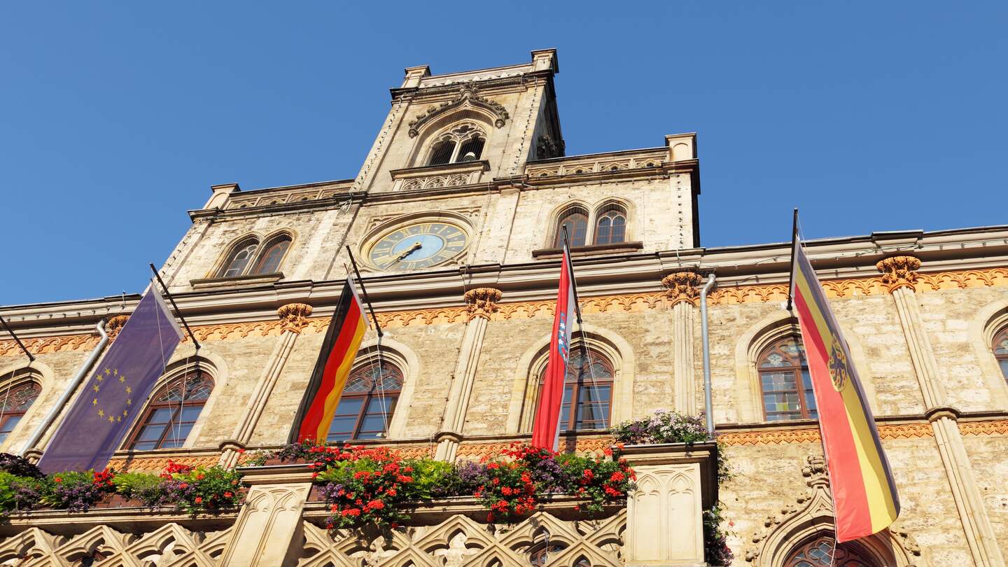 Das Rathaus der Stadt Weimar mit Flaggen | © © Gettyimages.com/arturbo
