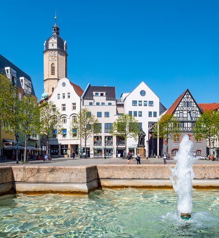 Blick auf den Marktplatz von Weimar mit Brunnen | © © Gettyimages.com/Animaflora