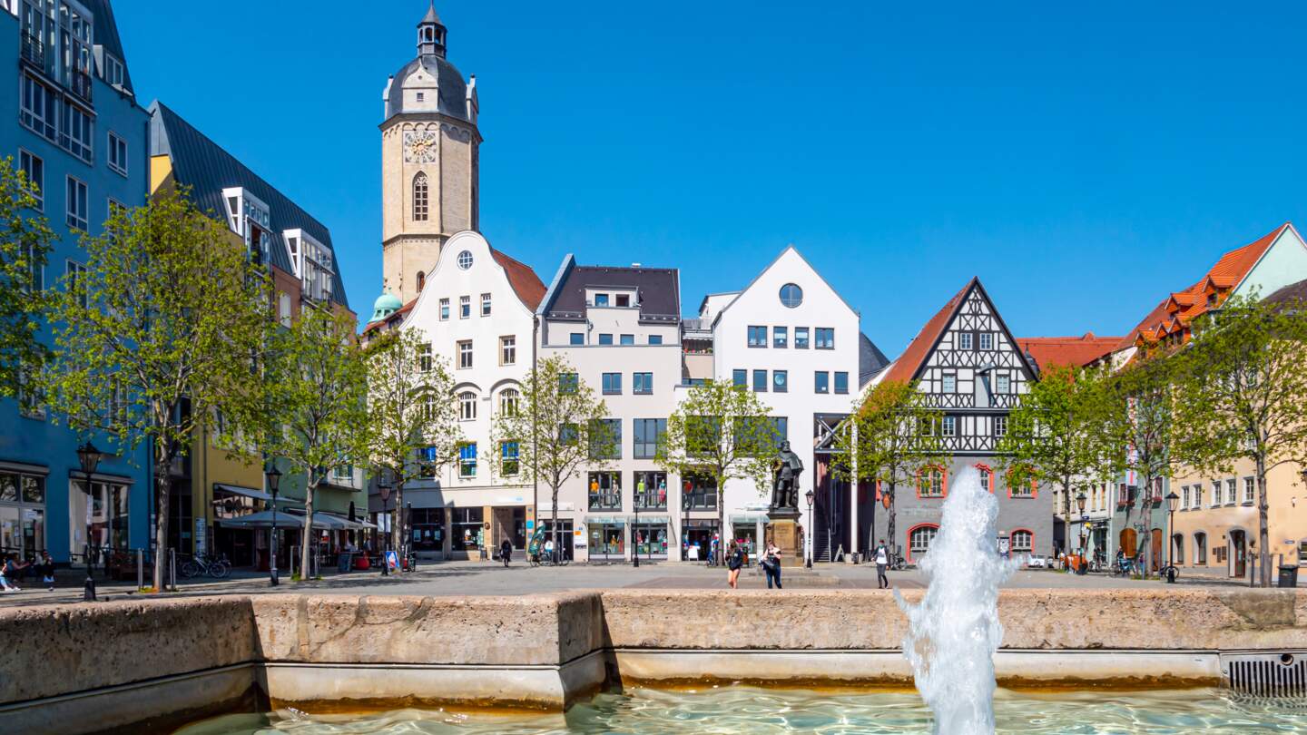 Blick auf den Marktplatz von Weimar mit Brunnen | © © Gettyimages.com/Animaflora