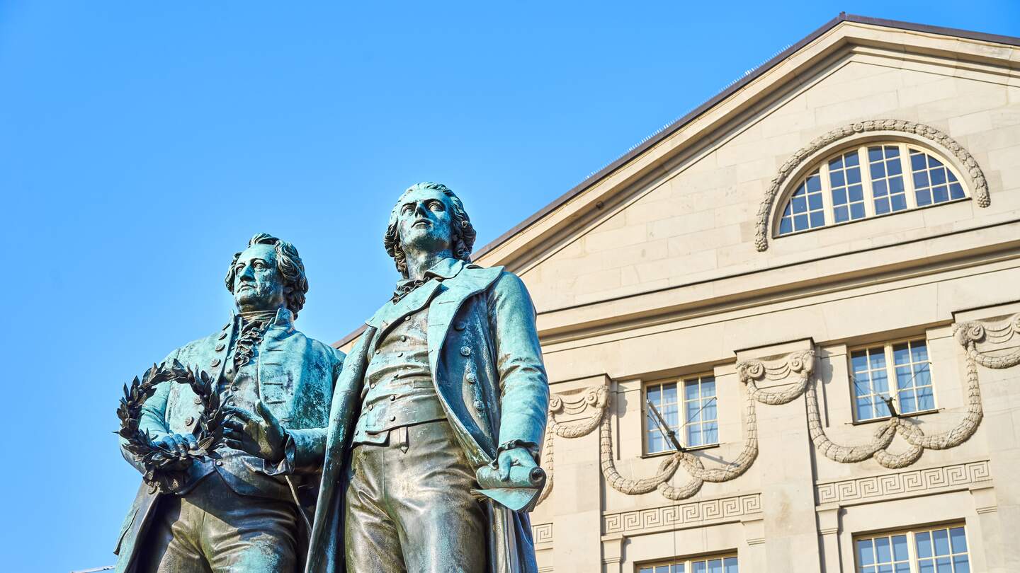 Berühmte Skulptur von Goethe und Schiller in der Stadt Weimar | © © Gettyimages.com/marako85