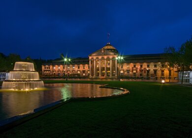 Kurhaus Wiesbaden bei Nacht | © Pixabay/ lapping 