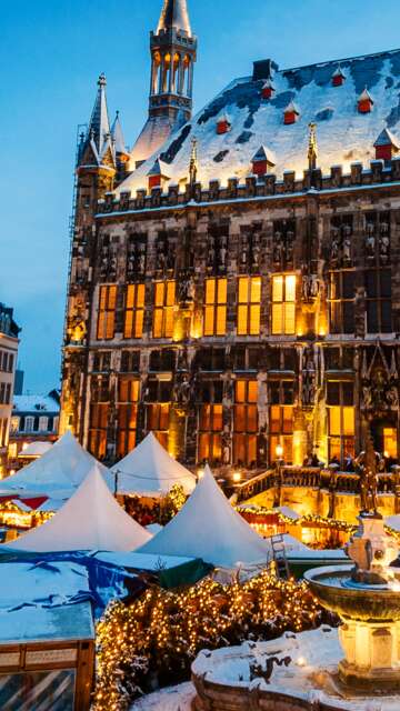 aachener weihnachtsmarkt mit schneebedeckten Daechern | © Gettyimage.com/jotily