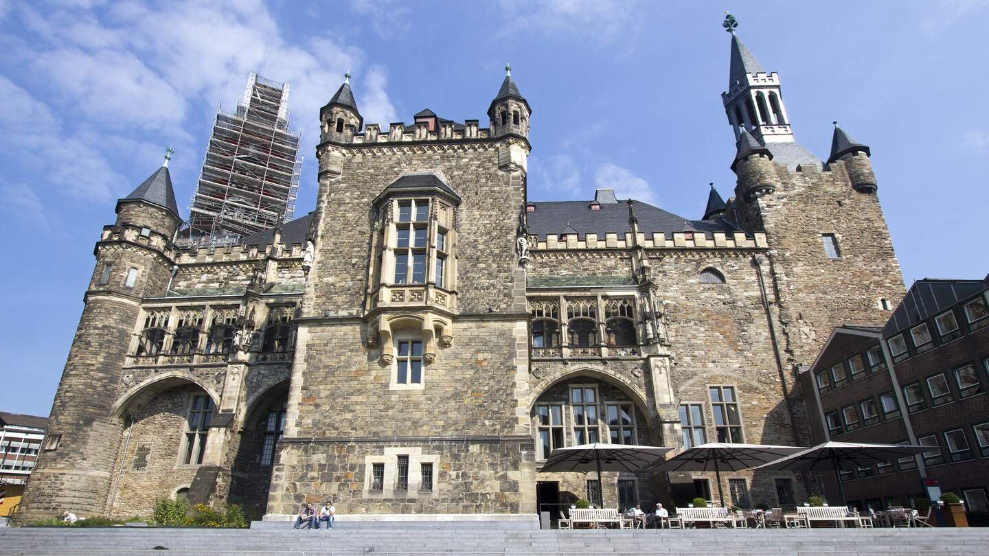 Blick auf das historische Rathaus von Aachen | © Gettyimages.com/thehague