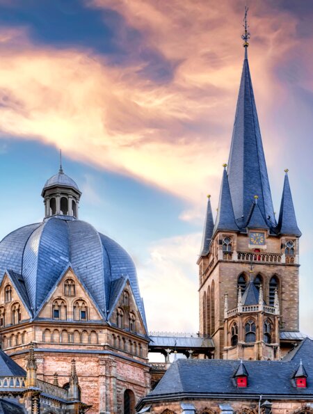 Blick auf dem Aachener Dom von Nahem an einem Abend | © Gettyimages.com/Fotomax