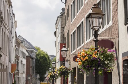 Gasse in der Aachener Altstadt | © Gettyimages.com/Teka77
