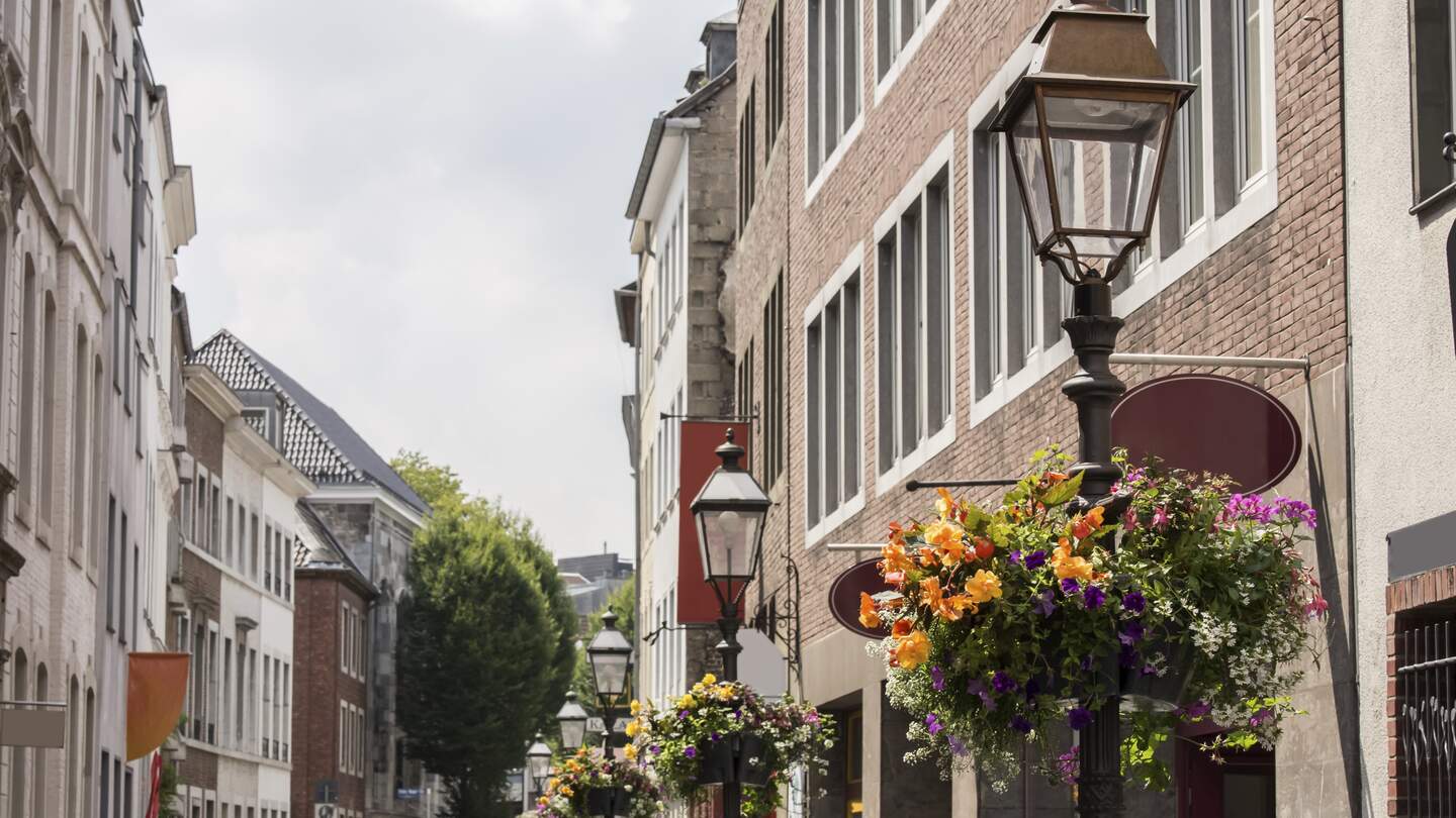 Gasse in der Aachener Altstadt | © Gettyimages.com/Teka77