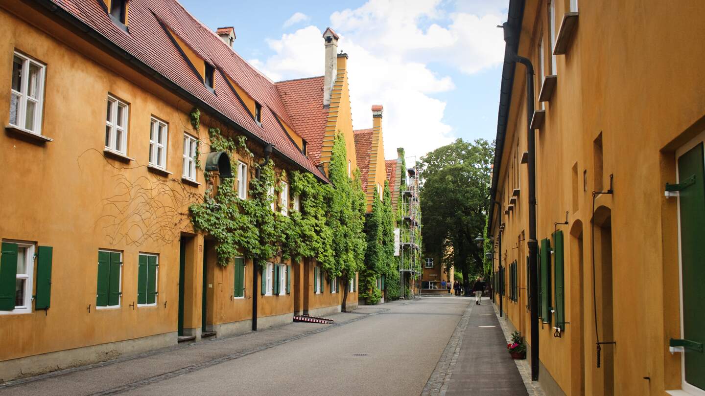 Blick auf die Fuggerei, Augsburg | © Gettyimages.com/WEKWEK