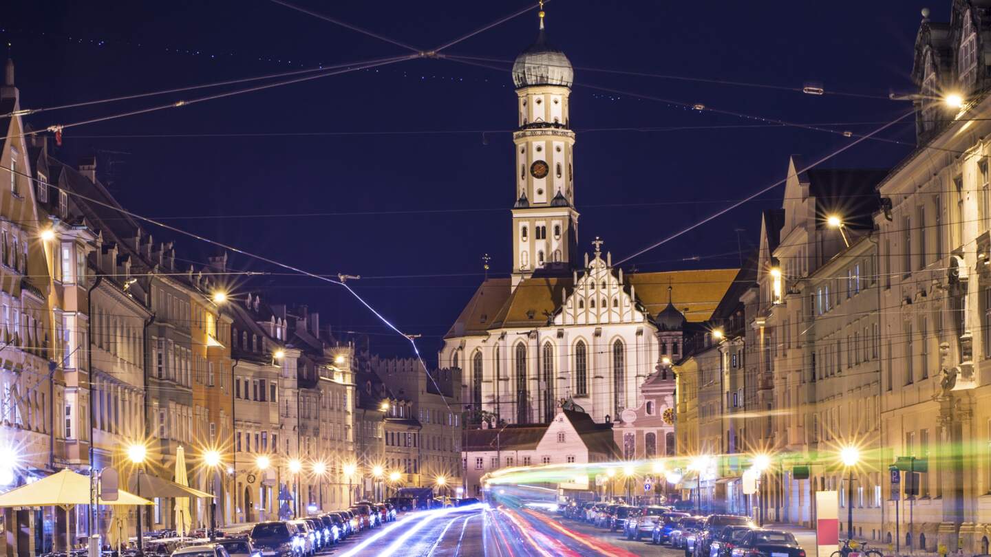 Blick auf eine befahrene Strasse in Augsburg | © Gettyimages.com/SeanPavonePhoto