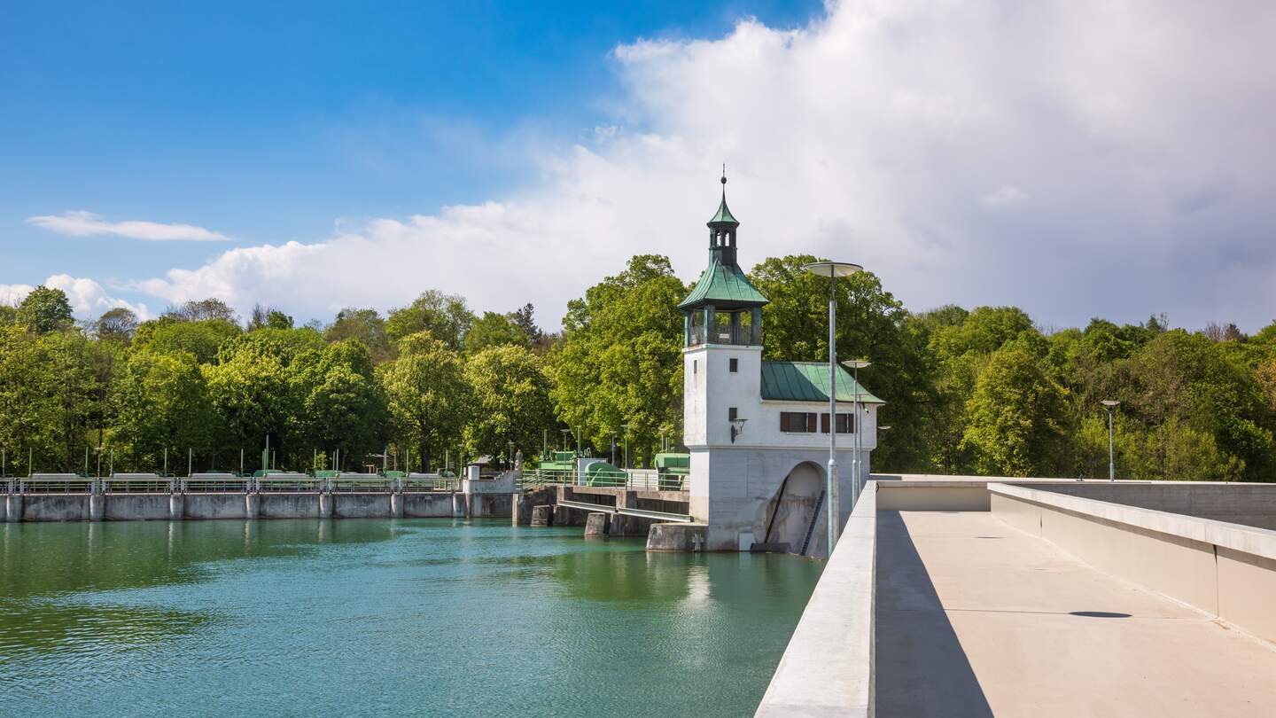 Hochablasstalsperre am Lech suedlich von Augsburg, Teil des UNESCO-Welterbes Wasserwirtschaftssystem Augsburg | © Gettyimages.com/naumoid