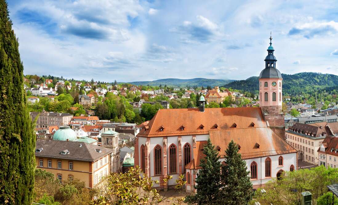 Panoramablick auf die Stadt Baden-Baden mit Kirche im Mittelpunkt | © Gettyimages.com/g215