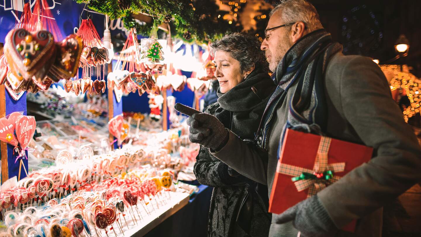 Seniorenpaerchen auf den Christkindelmarkt in Baden Baden | © Gettyimages.com/VGAJIC-+38163208618