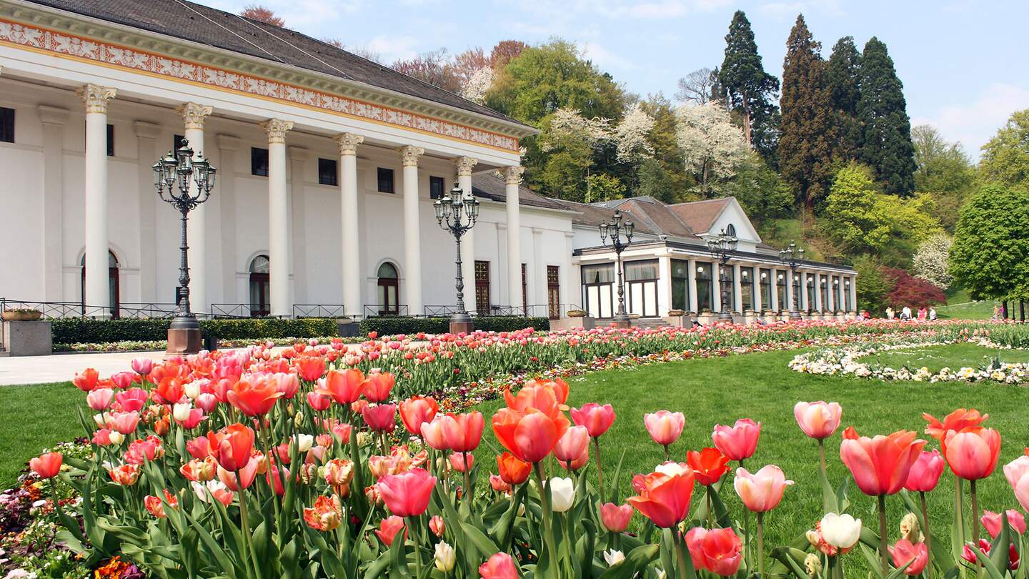 Tulpenfeld vor dem Kurhaus in Baden Baden | © Gettyimages.com/donstock