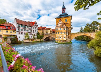 Blick auf das Rathaus über der Regnitz und die Fachwerkarchitektur der Altstadt in Bamberg | © Gettyimages.com/kyolshin