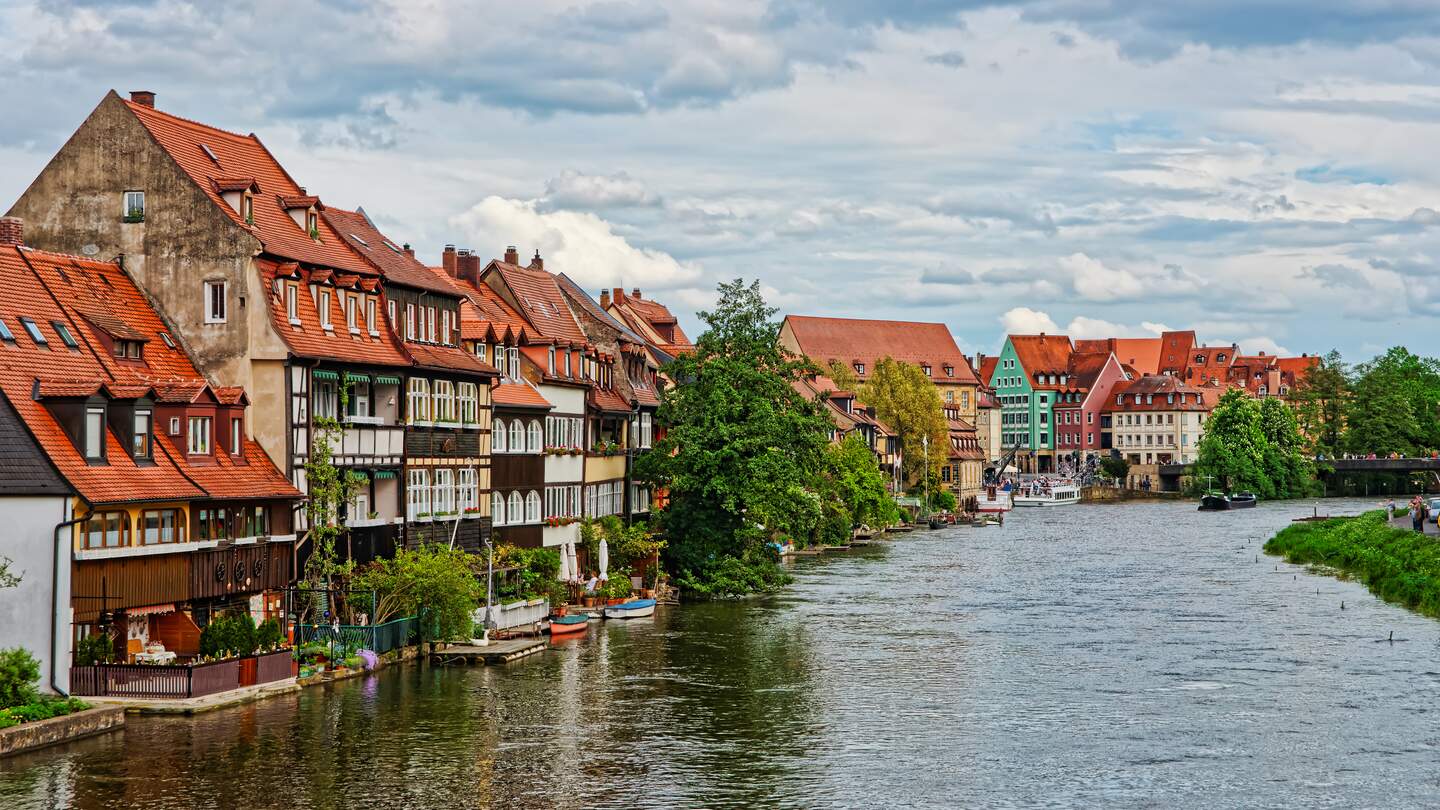 Bunte Fischerhäuser und Regnitz im Klein-Venedig in Bamberg | © Gettyimages.com/RomanBabakin