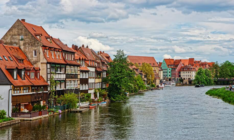 Bunte Fischerhäuser und Regnitz im Klein-Venedig in Bamberg | © Gettyimages.com/RomanBabakin