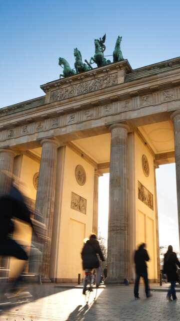 Brandenburger Tor in Berlin bei Sonnenschein mit Menschen  | © Gettyimages.com/kapitaen