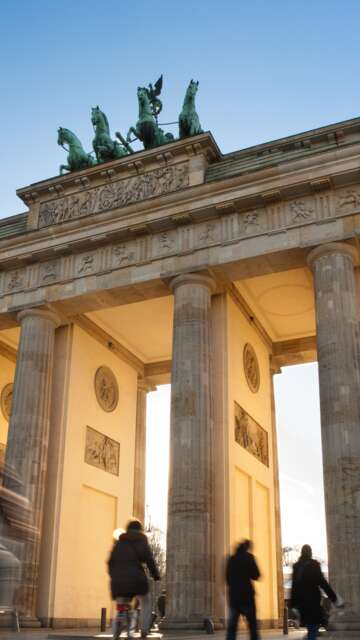 Brandenburger Tor in Berlin bei Sonnenschein mit Menschen  | © Gettyimages.com/kapitaen