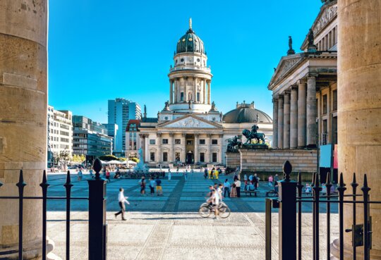 Gendarmenmarkt in Berlin, mit Menschen  | © Gettyimages.com/golero